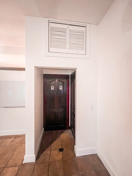 More Photos Of 852-856 N Damen Ave, Chicago Office For Lease