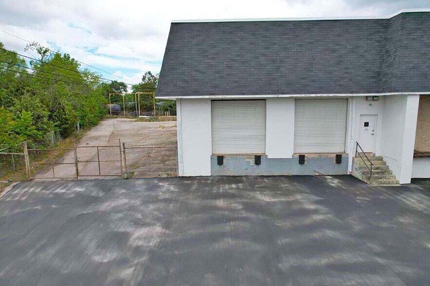 More Photos Of 23 Old Mill Rd, Greenville Warehouse For Lease