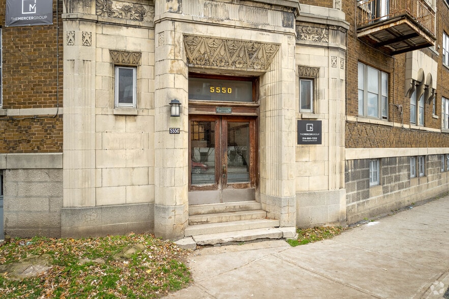 More Photos Of 5556 Ch De La Côte-Saint-Luc, Montréal Apartments For Sale