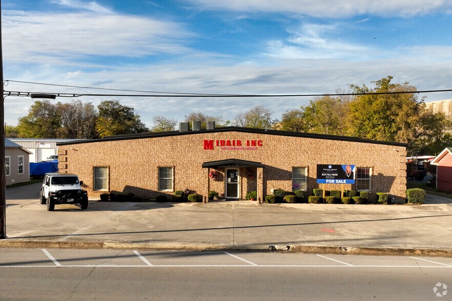 More Photos Of 132 W McLeroy Blvd, Saginaw Warehouse For Sale