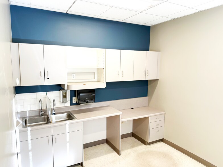More Photos Of 901 Los Coches Rd, Soledad Medical For Lease