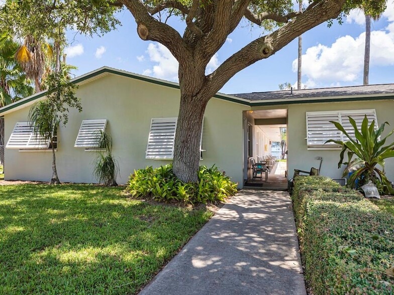 More Photos Of 412 Indian River Dr, Sebastian Hotel For Sale