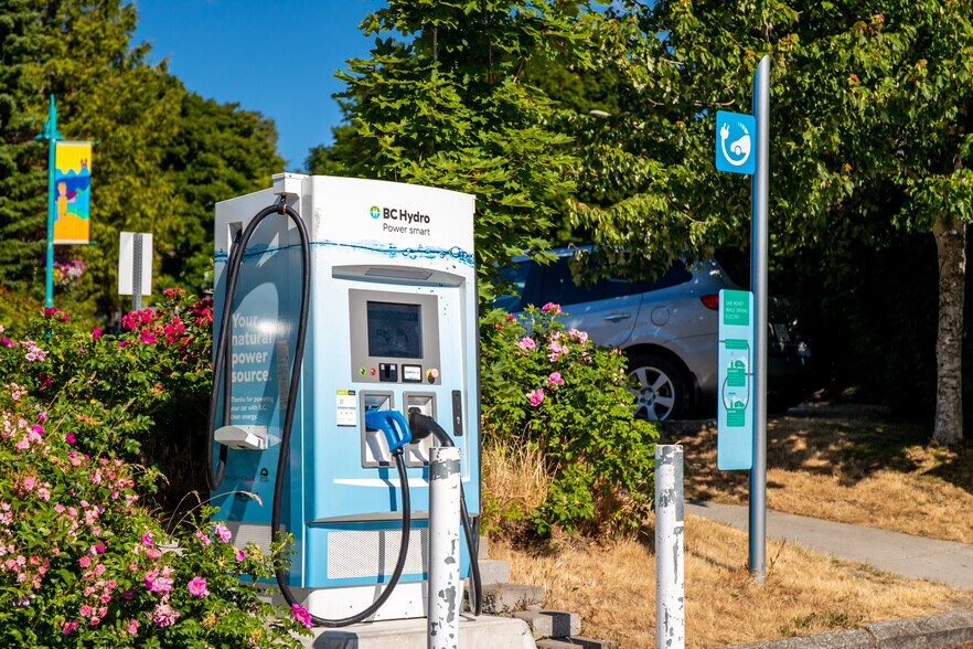 More Photos Of 5755 Cowrie St, Sechelt Storefront For Lease