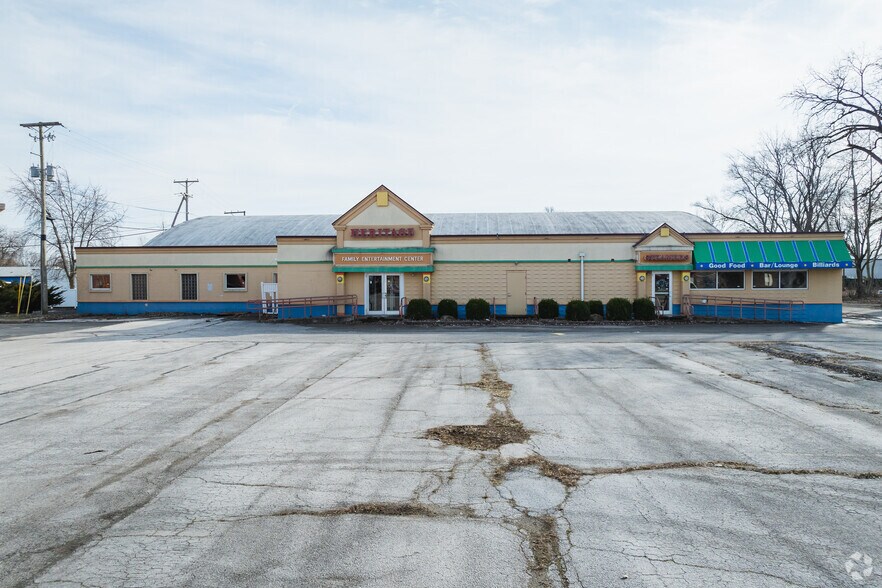 More Photos Of 747 Market St, Tiffin Bowling Alley For Sale