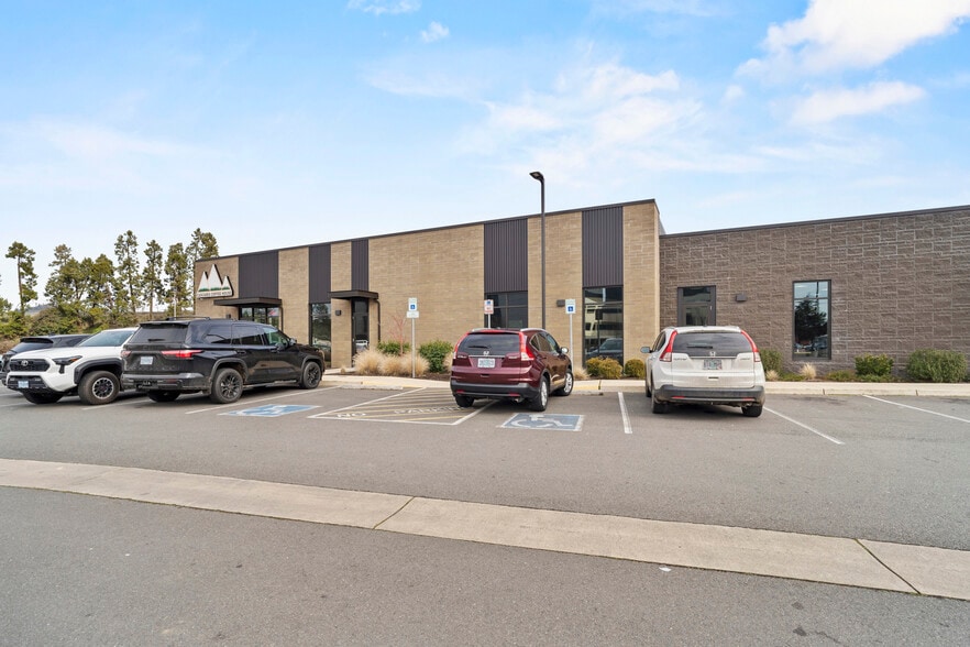 More Photos Of 722 W Harvard Ave, Roseburg Storefront Retail Office For Sale