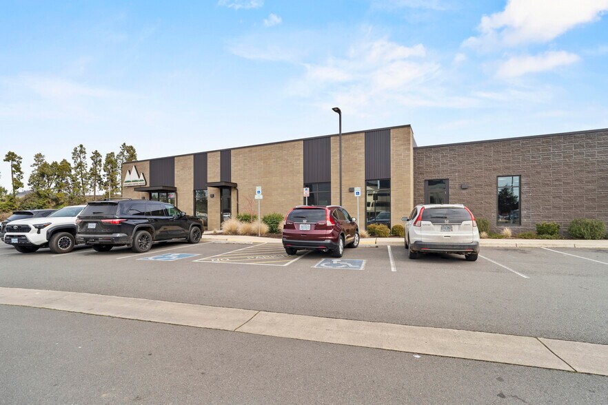 More Photos Of 722 W Harvard Ave, Roseburg Storefront Retail Office For Sale