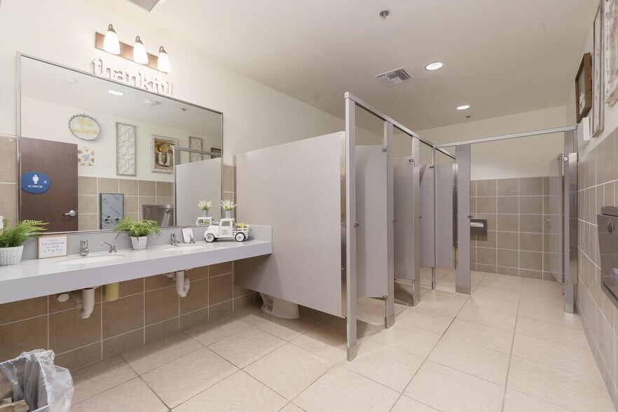 More Photos Of 2311 Statham Blvd, Oxnard Warehouse For Lease