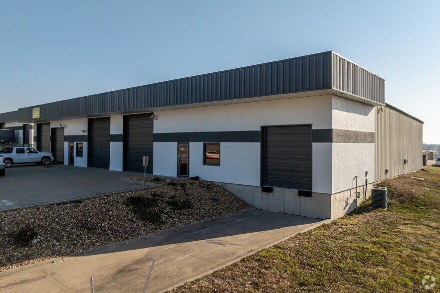 Primary Photo Of 1109-1113 Valley Ridge Dr, Grain Valley Warehouse For Lease