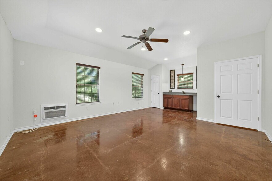 More Photos Of 920 E Blanco Rd, Boerne Office For Lease