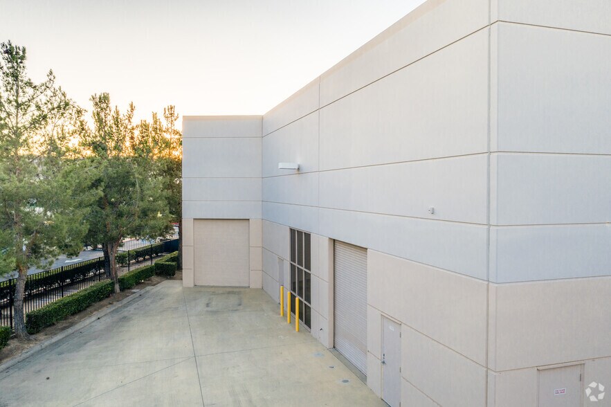 More Photos Of 58 Tesla, Irvine Flex For Lease