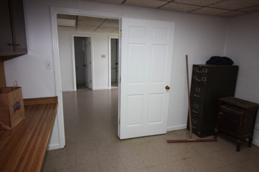 More Photos Of 927 8th Ave, Huntington Veterinarian Kennel For Lease