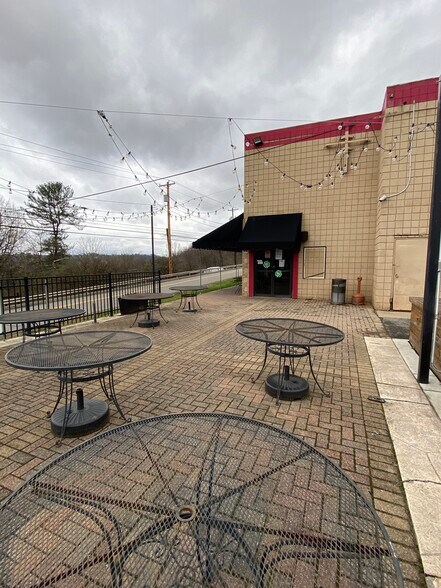 More Photos Of 2749 Noblestown Rd, Pittsburgh Restaurant For Lease
