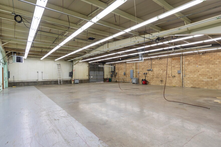 More Photos Of 4400 24th Ave W, Seattle Manufacturing For Sale