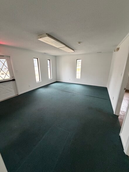 More Photos Of 914 White St E, Rock Hill Service For Lease