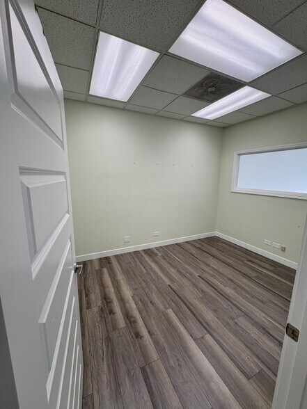 More Photos Of 939 N Plum Grove Rd, Schaumburg Medical For Lease