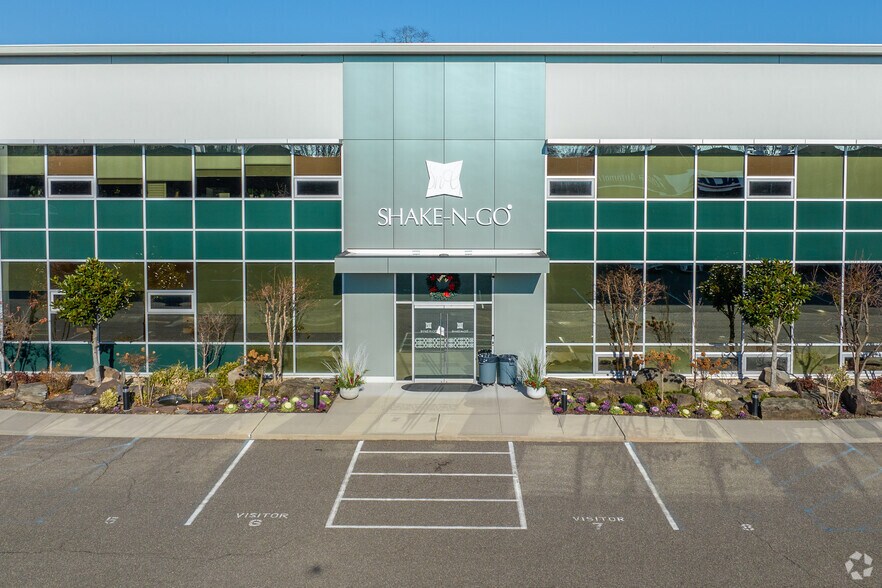 More Photos Of 85 Harbor Rd, Port Washington Warehouse For Lease