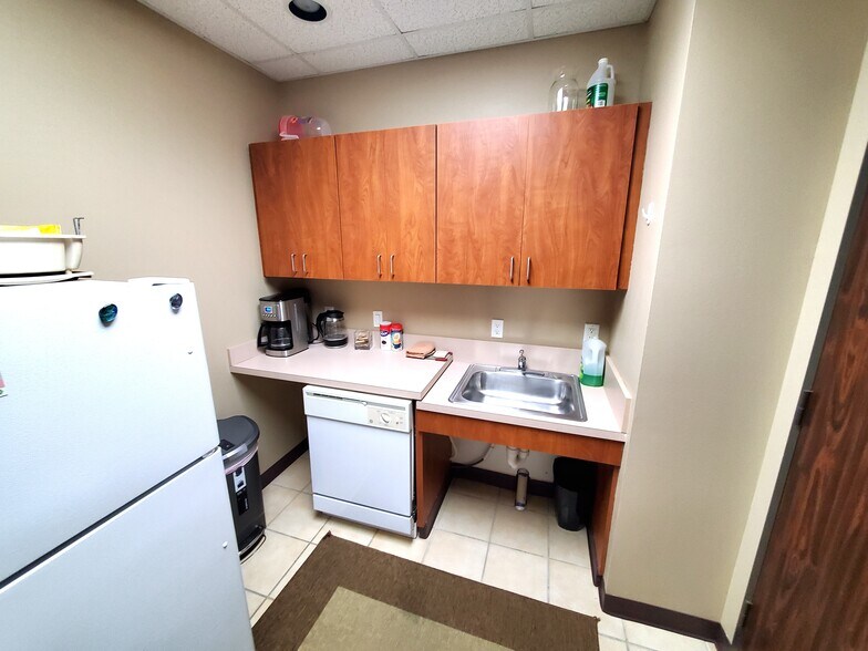 More Photos Of 2505 S Park Ave, Pearland Medical For Lease