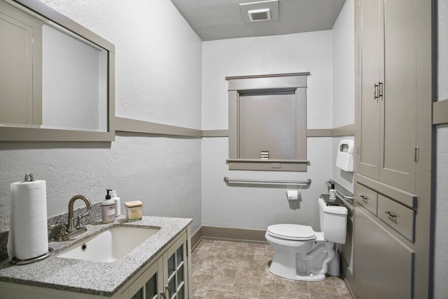 More Photos Of 741 E Main St, Turlock Office Residential For Lease