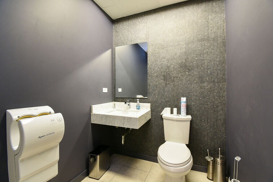 More Photos Of 2101 W Division St, Chicago Storefront Retail Residential For Lease
