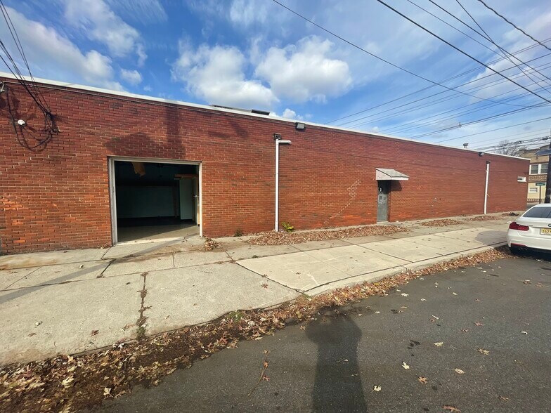 More Photos Of 1622 S Wood Ave, Linden Office For Lease