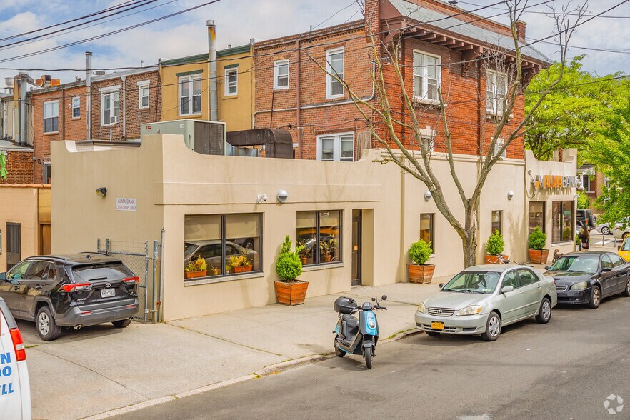 More Photos Of 2820 Ditmars Blvd, Astoria Storefront Retail Residential For Lease