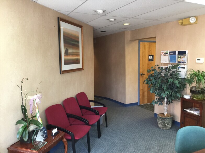 More Photos Of 410 Bergen Blvd, Palisades Park Storefront Retail Office For Lease