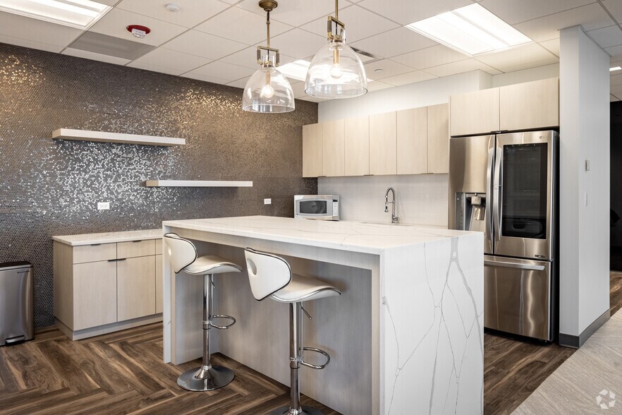 More Photos Of 311 S Wacker Dr, Chicago Office For Lease