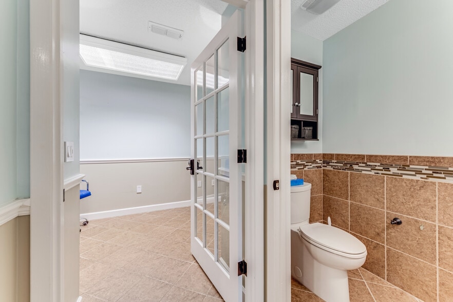 More Photos Of 555 W Granada Blvd, Ormond Beach Loft Creative Space For Sale