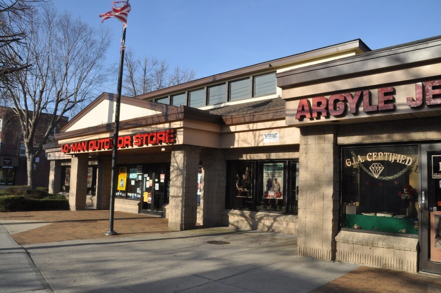 More Photos Of 140-170 Deer Park Ave, Babylon Storefront Retail Office For Lease