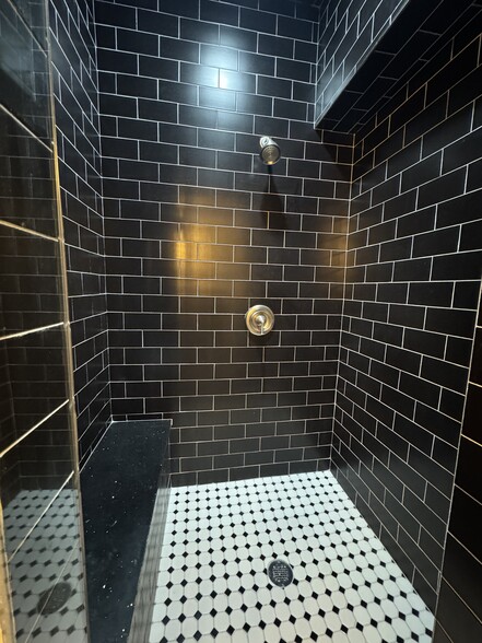 More Photos Of 2244 Ferry Rd, Naperville Flex For Sale