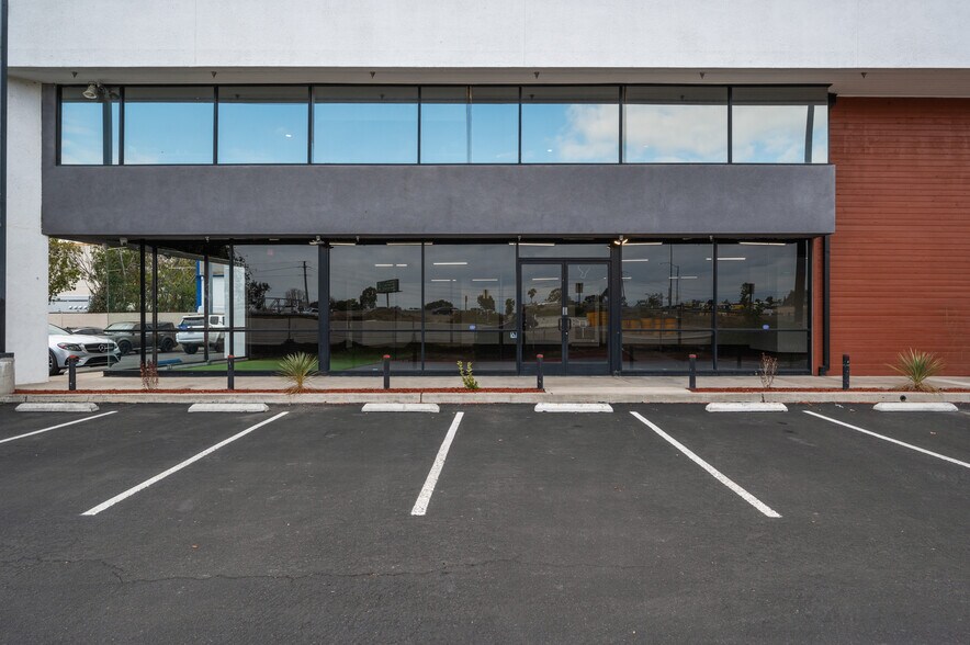 More Photos Of 800 E Dyer Rd, Santa Ana Showroom For Lease