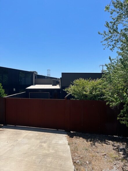 More Photos Of 4780 Iberia Ave, Dallas Showroom For Sale