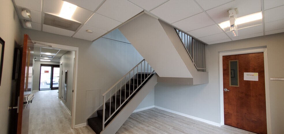 More Photos Of 110 S Hager Ave, Barrington Office For Lease