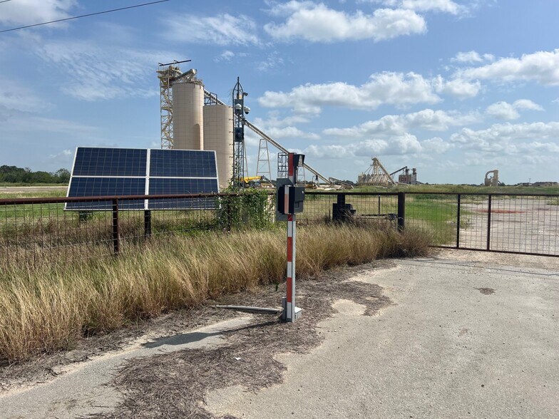 More Photos Of 94600 I-37, Pleasanton Warehouse For Lease