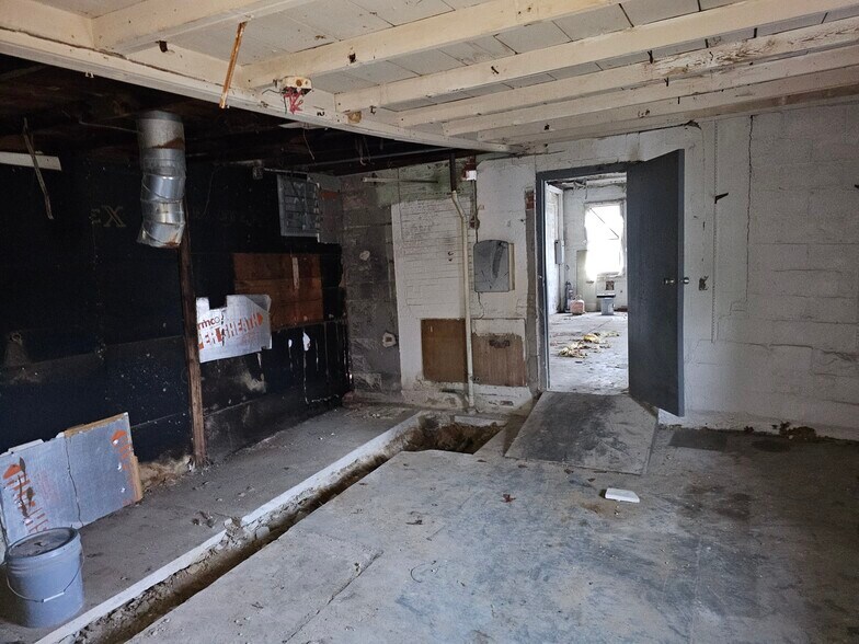 More Photos Of 115 S Hamilton St, Hillsboro Office For Sale