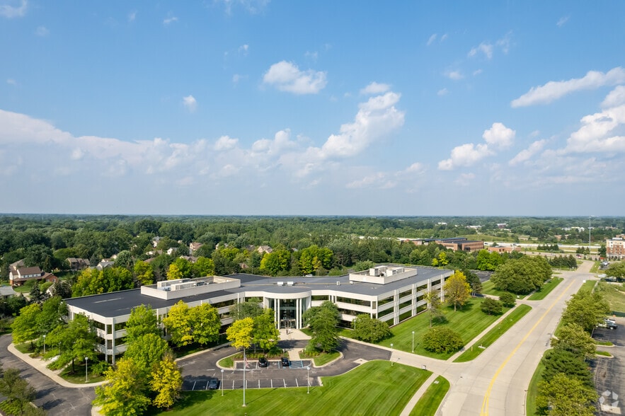 More Photos Of 900 Wilshire Dr, Troy Office For Lease