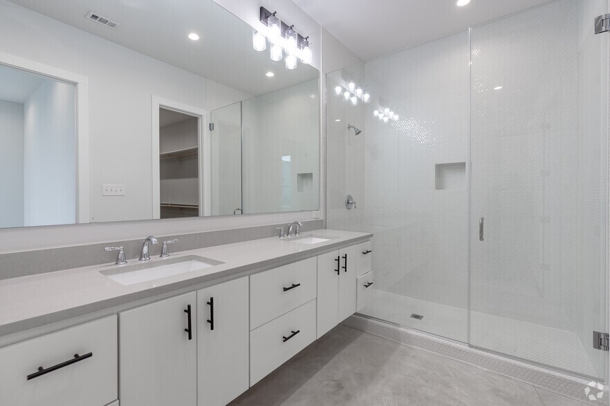 More Photos Of 707 W Commerce St, Dallas Apartments For Sale