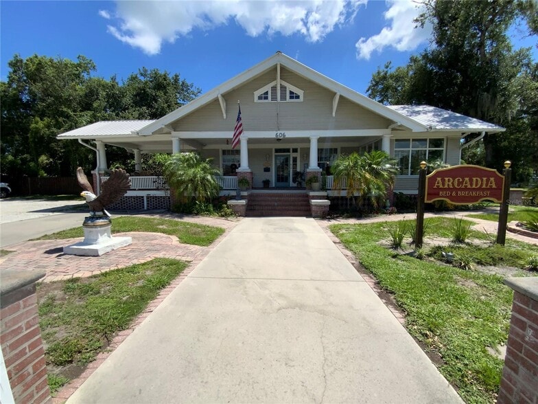 More Photos Of 606 E Oak St, Arcadia Hospitality For Sale