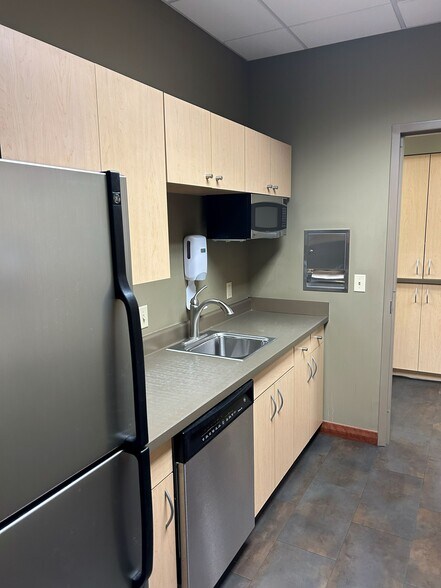 More Photos Of 9850 Nicholas St, Omaha Office For Sale