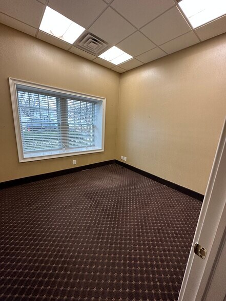 More Photos Of 25 Nassau Ln, Island Park Office For Lease