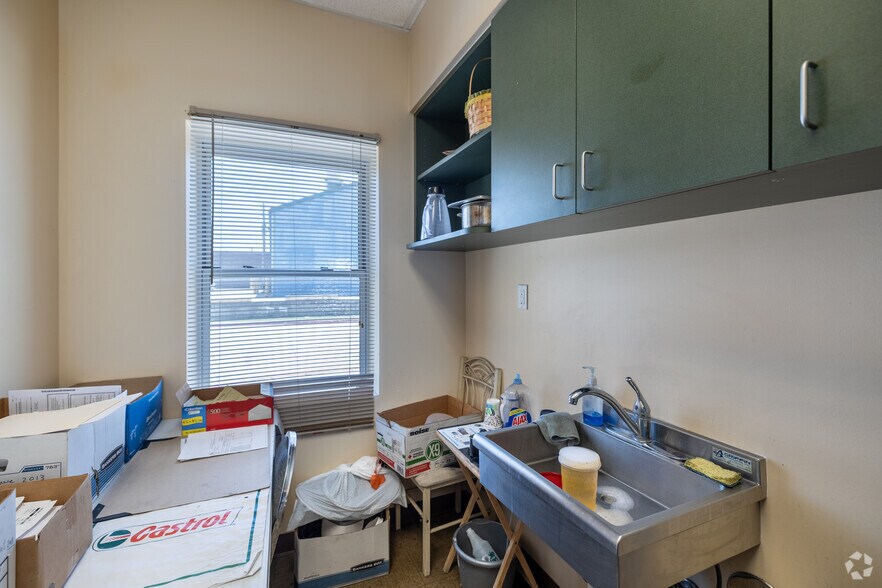 More Photos Of 2321 W Pioneer Pky, Pantego Industrial For Sale