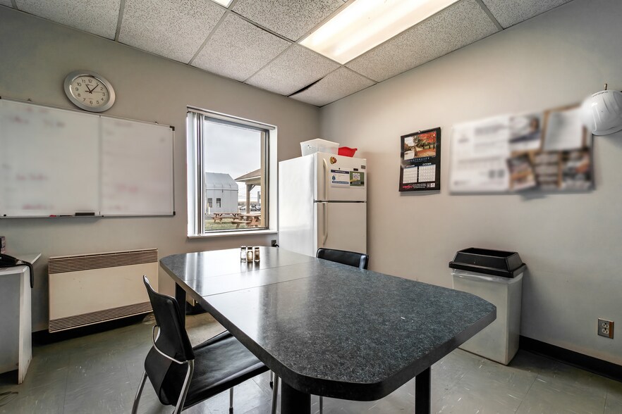 More Photos Of 2620 Rue Bernard-Pilon, Saint-Mathieu-de-Beloeil Manufacturing For Sale