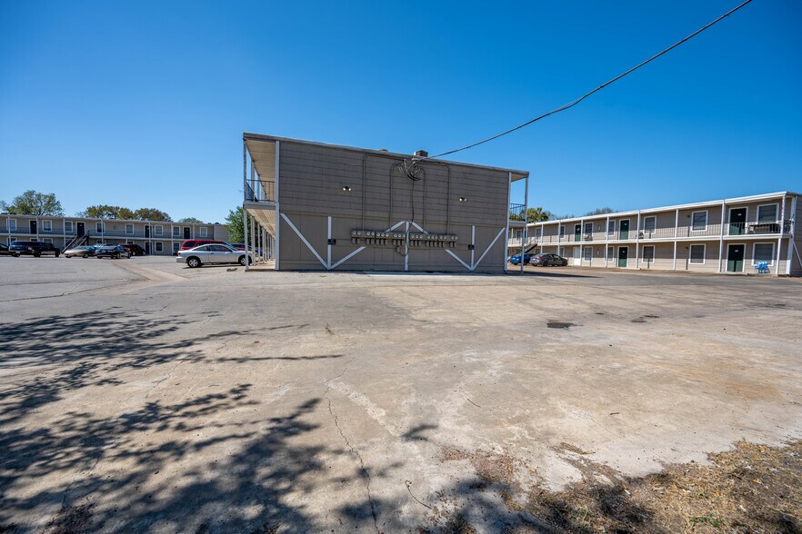 More Photos Of 5111 Interstate 35 N, Waco Apartments For Sale