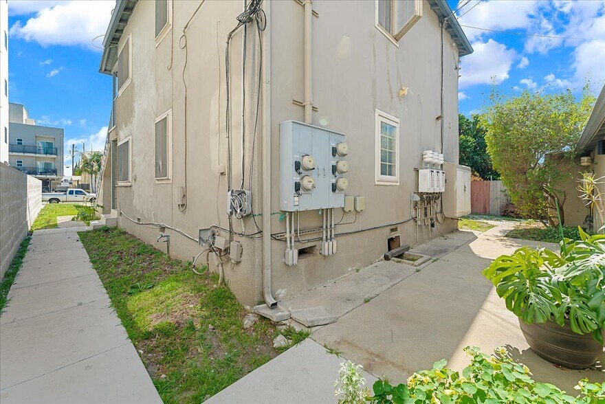 More Photos Of 8893 Reading Ave, Los Angeles Apartments For Sale