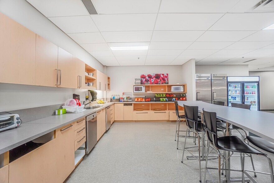 More Photos Of 7150 Rue Albert-Einstein, Montréal Office Residential For Lease