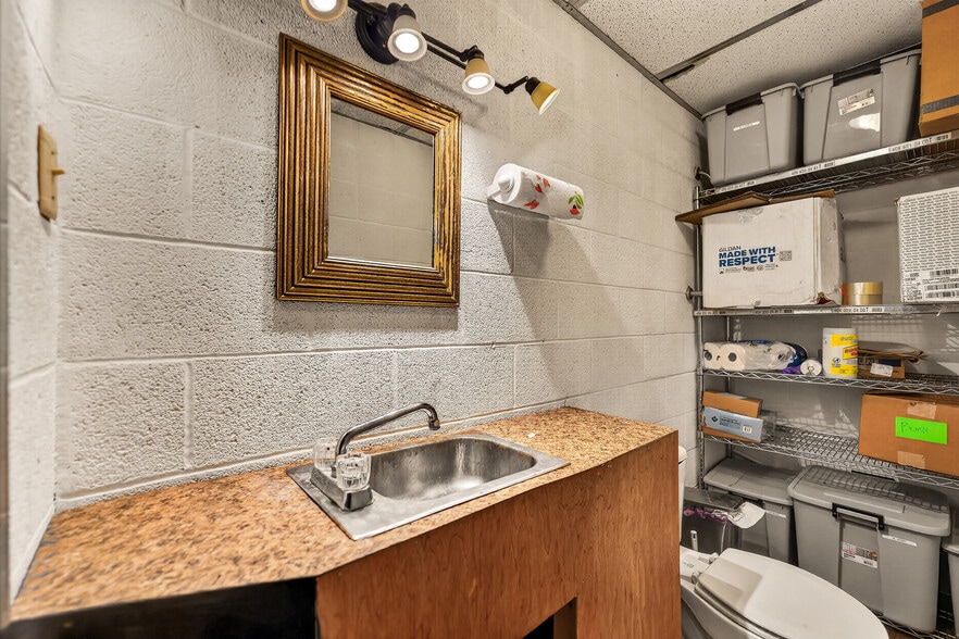 More Photos Of 1401 E Main St, Linn Flex For Sale
