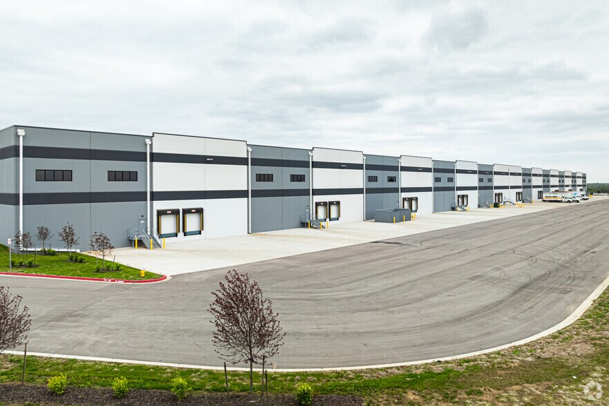 More Photos Of 2201 NE Town Centre Blvd, Lee's Summit Warehouse For Lease