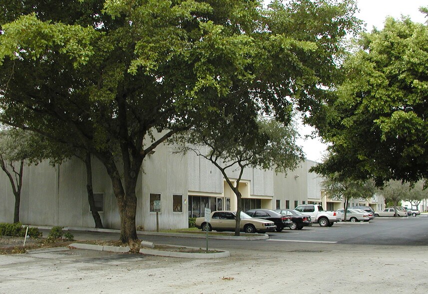 More Photos Of 409-473 Goolsby Blvd, Deerfield Beach Warehouse For Lease