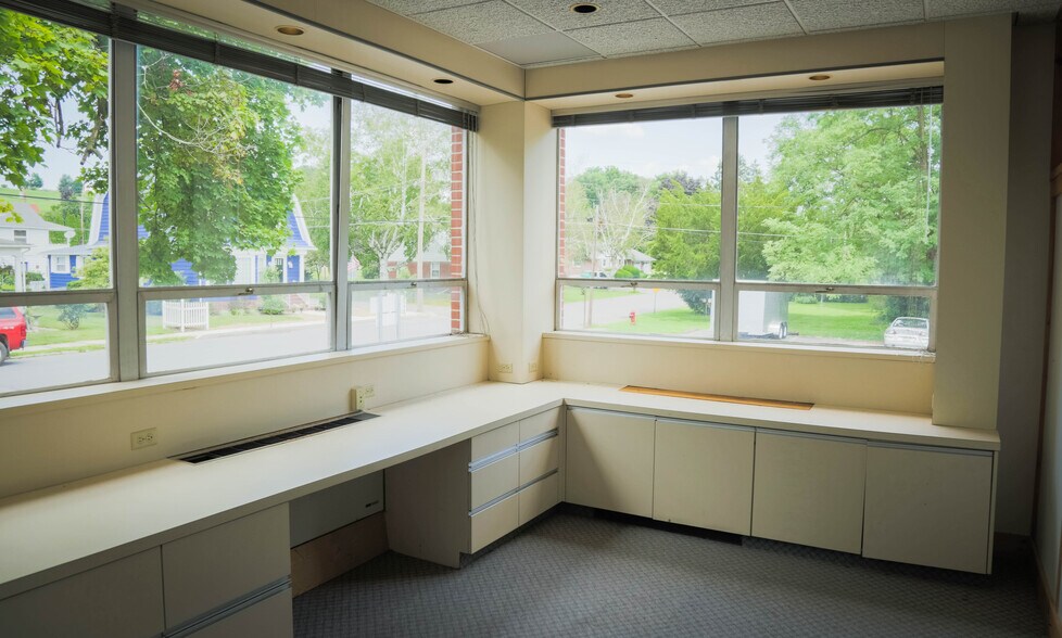 More Photos Of 700 Hepburn St, Milton Showroom For Lease