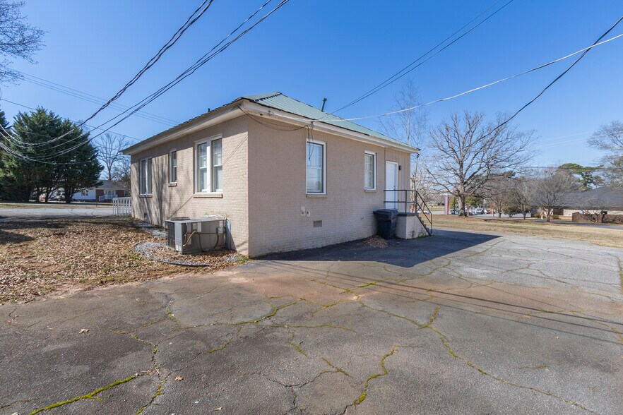 More Photos Of 2816 E North Ave, Anderson Funeral Home For Lease